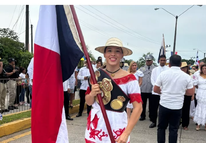 Nataly junto a sus hijos y autoridades del distrito de Santiago.
