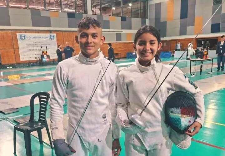 Los atletas panameños Jhosselyne Cruz (der.) y Josué Pineda.