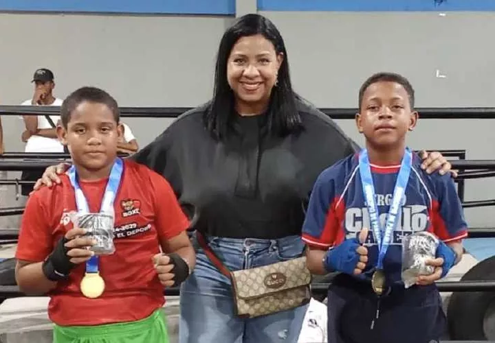 La promotora Rouss Laguna junto a dos de los niños participantes de la cartilla de boxeo olímpico.