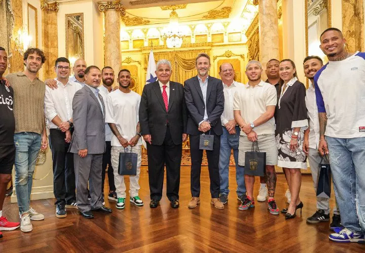 Mulino junto a Christiansen y jugadores.