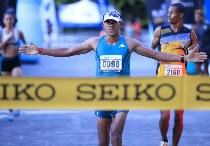 El panameño Jorge Castelblanco al cruzar la meta del Maratón Internacional de Panamá. 