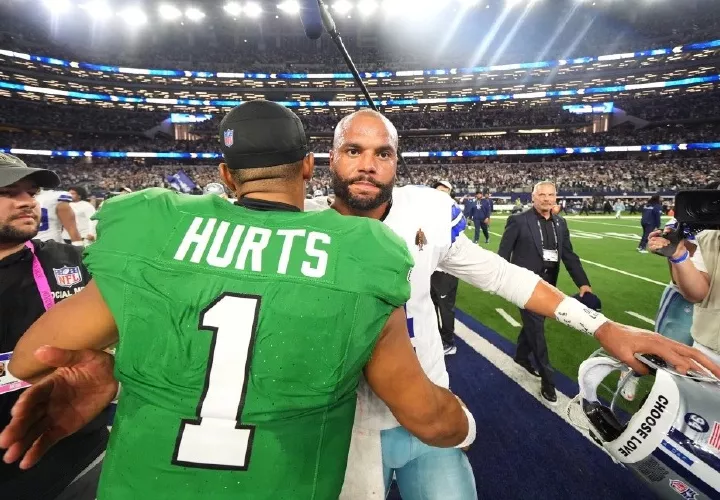 Dak Prescott (DER.) de los Cowboys.