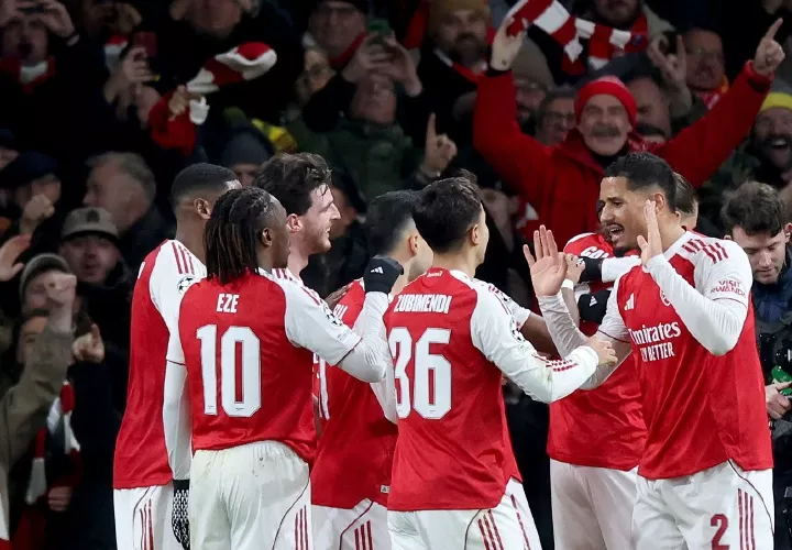 Jugadores del Arsenal celebran un gol.