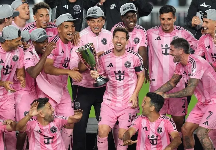 Messi alza la copa de campeones del Este de la MLS