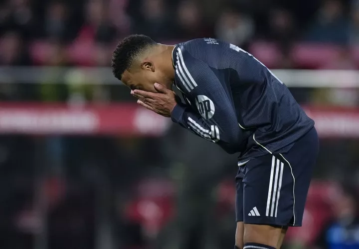 Kylian Mbappé se lamenta de una ocasión fallada.