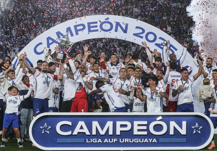 Luis Mejía celebra con sus compañeros.