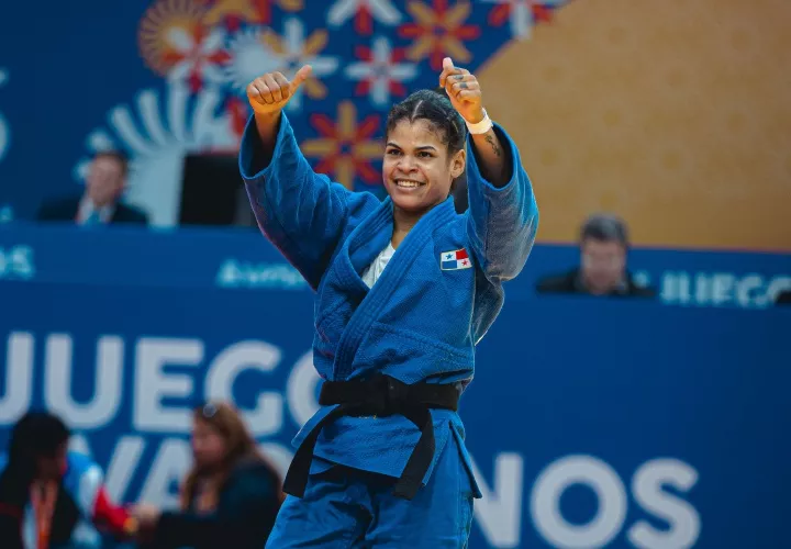 La atleta panameña Némesis Candelo celebra su triunfo en la final de su categoría.