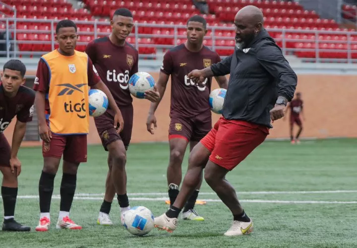 Felipe Baloy (d) y jugadores de la selección.