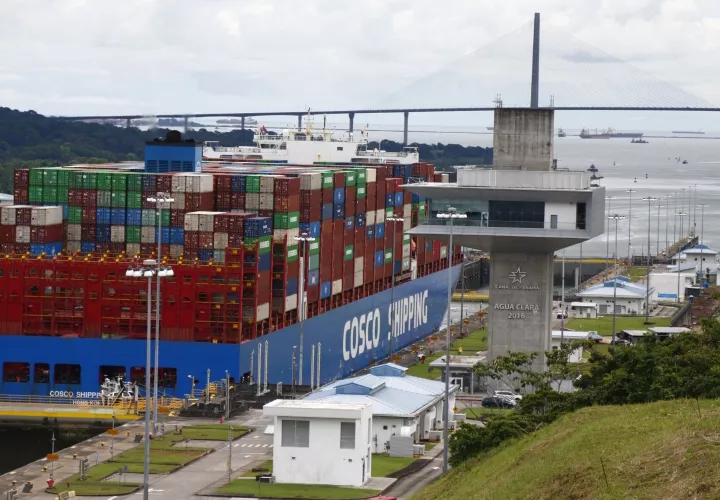 Una embarcación transita por el Canal de Panamá.