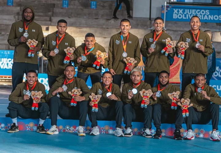 Selección de futsal con la medalla de plata.
