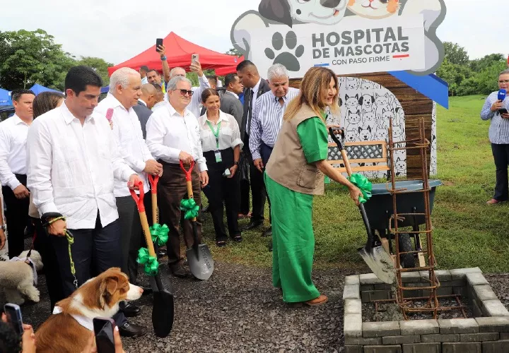La primera palada la hizo la Primera Dama de la República, Maricel Cohen de Mulino.