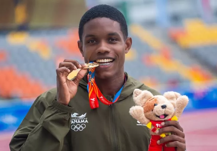 Chamar Chambers con su medalla de oro lograda en la especialidad de los 800 metros planos del atletismo en los Juegos Deportivos Bolivarianos.
