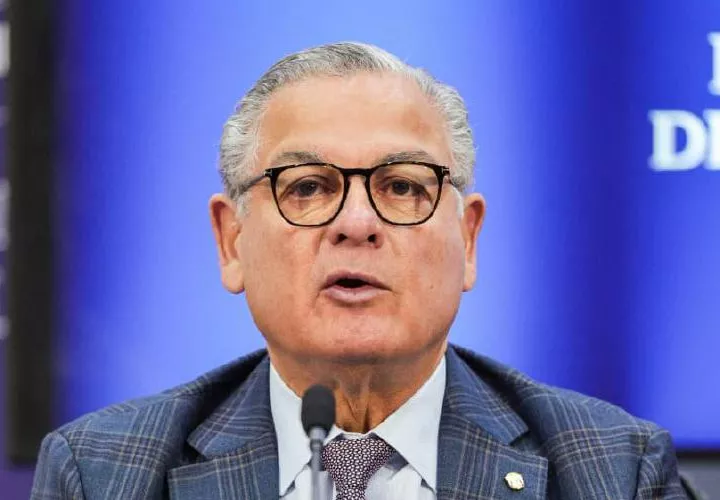 El contralor Anel Flores en conferencia de prensa.