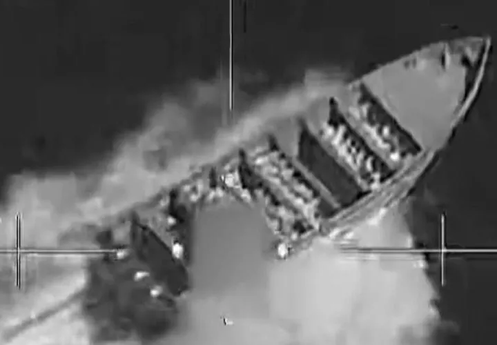 Una de las embarcaciones bombardeadas por el ejército gringo.