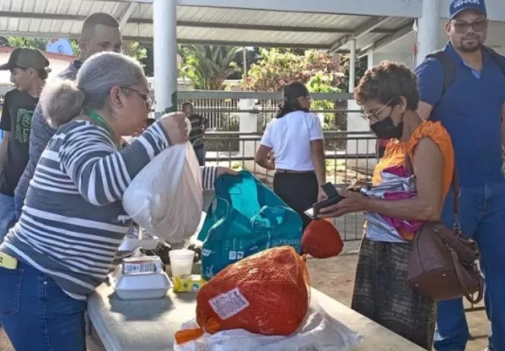 Entrega de la bolsa navideña.