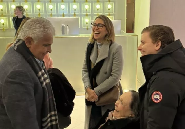 José Raúl Mulino (i), saludando a la mamá (c) de María Corina Machado y algunos de sus familiares en Oslo.