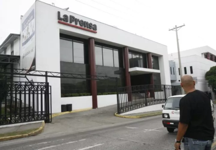 Ricardo Lombana cuestionó públicamente al diario La Prensa, generando reacciones divididas.