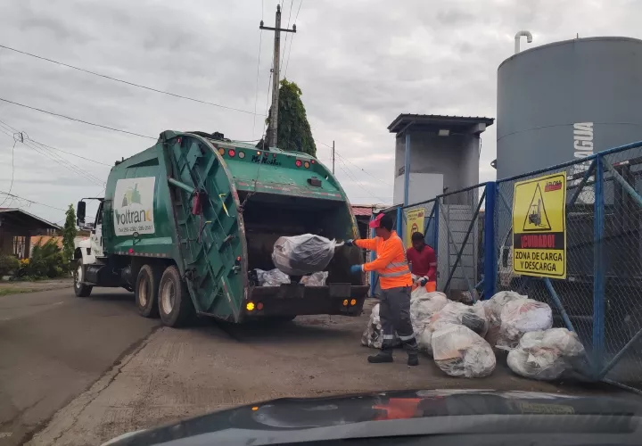 Camiones alquilados para cumplir con los horarios.