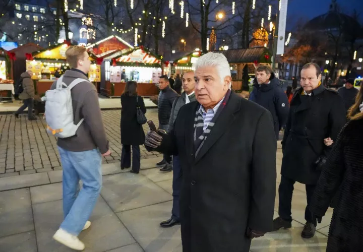 El presidente de Panamá, José Raúl Mulino, visita la Puerta Karl Johans en Oslo, Noruega.