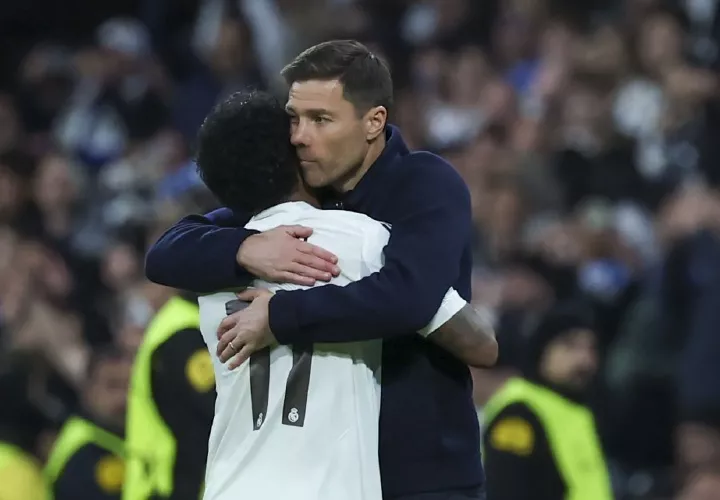 Rodrygo Goes abraza a Xabi Alonso.