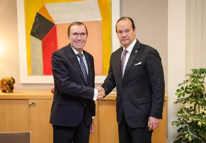 Espen Barth Eide (Izq.) junto a Marínez-Acha.