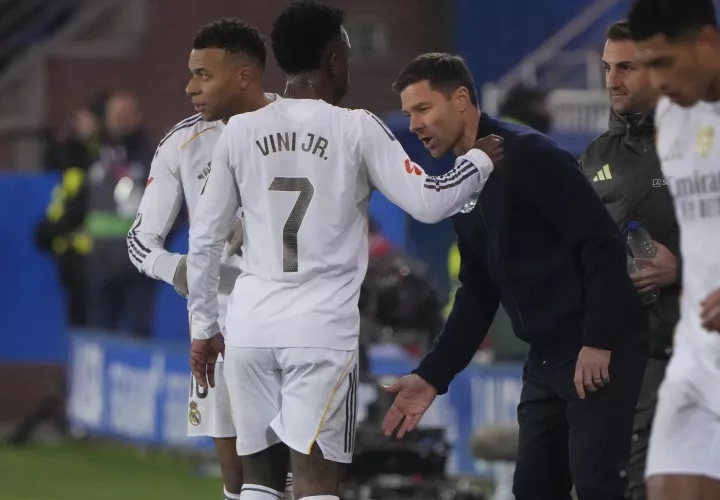 El entrenador del Real Madrid Xabi Alonso (d) da instrucciones a sus jugadores durante el partido de la jornada 16 de LaLiga que enfrentó su equipo ante el Alavés.