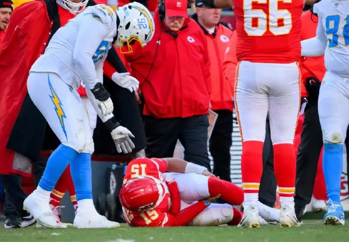 Estrella de los Chiefs, Patrick Mahomes, sufre grave lesión de rodilla que lo dejará fuera por todo 2026