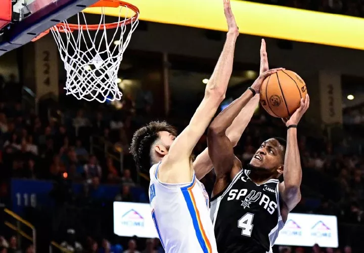 De’Aaron Fox, de los Spurs (der.)