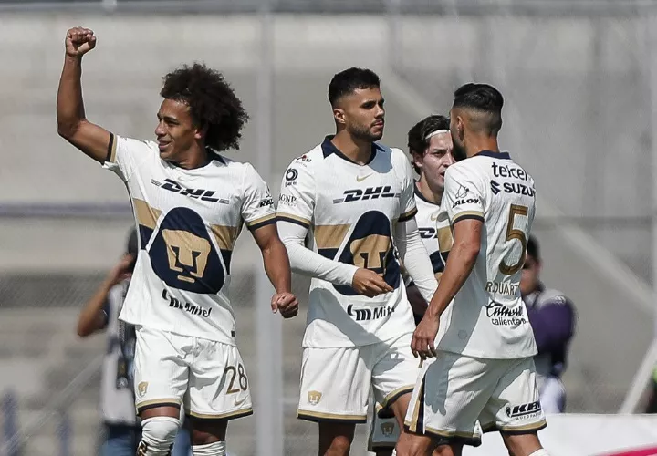 Adalberto ‘Coco’ Carrasquilla (izq.) celebra su gol anotado en el encuentro de ayer domingo, en el que Pumas empató ante el Querétaro.