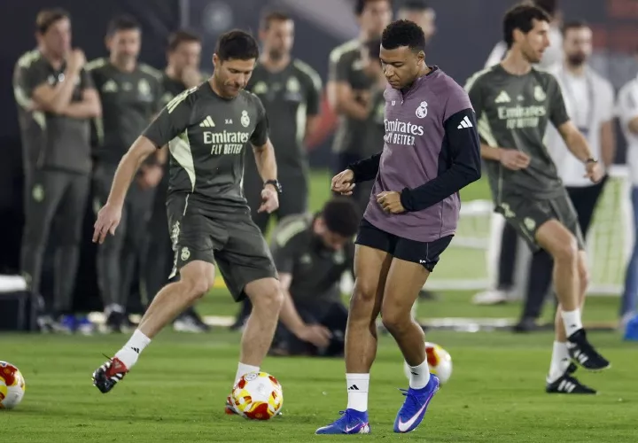 Kylian Mbappé (c) durante un entrenamiento.