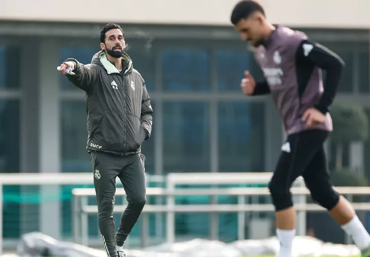 Álvaro Arbeloa, técnico del Real Madrid, en su primera sesión de entrenamiento realizada ayer en la ciudad de Madrid.