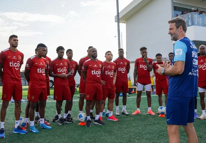 El director técnico de la Selección Mayor de Fútbol de Panamá, Thomas Christiansen, habla con los jugadores que jugarán los partidos amistosos.