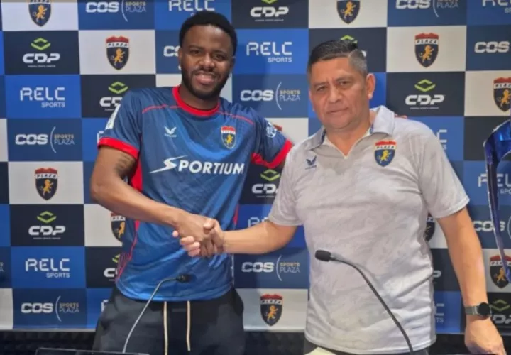 Freddy Góndola en el acto de firma.