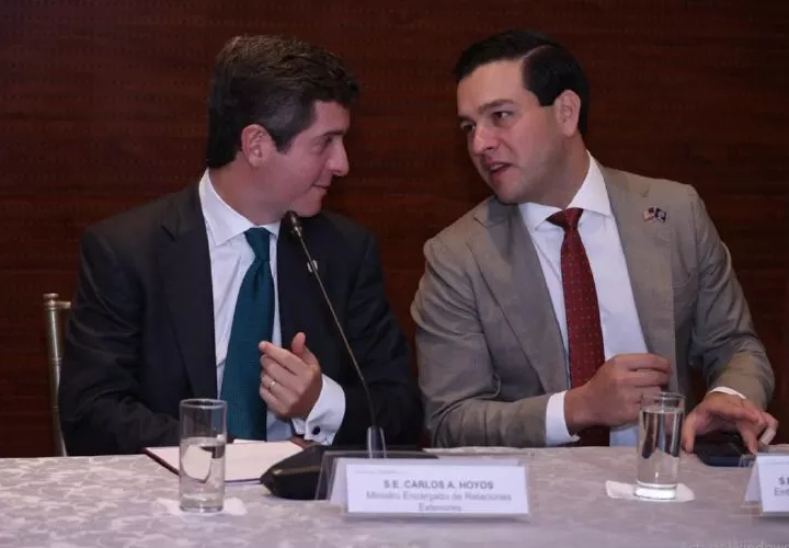 Carlos Hoyos (I) y el embajador de Estados Unidos, Kevin Cabrera.
