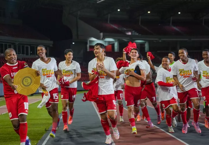 Los jugadores de la Selección Sub-17 de Fútbol de Panamá celebran la clasificación al mundial de la categoría que se disputará en Catar.