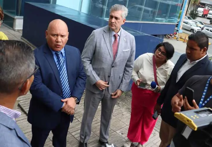 Autoridades del Meduca presentan la denuncia en el Ministerio Público.