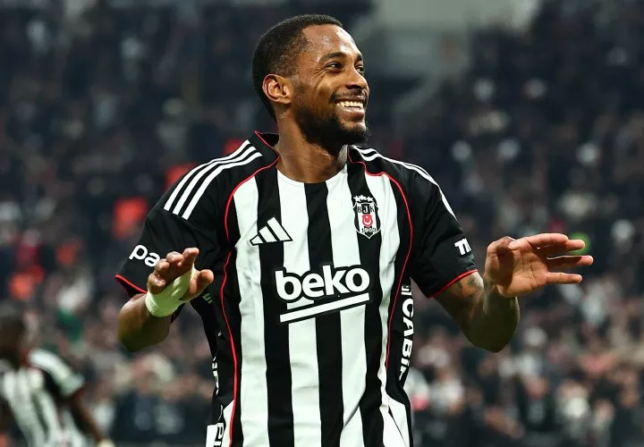 El lateral derecho panameño Michael Amir Murillo celebra su primer gol en la Súper Liga de Turquía, contribuyendo a su equipo, el Besiktas, a vencer por goleada de 4-0 al Göztepe.