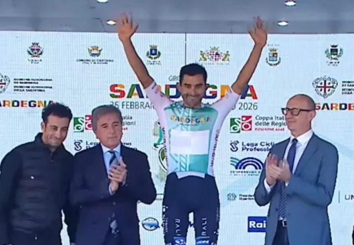 El santeño Roberto González cuando sube al podio a ponerse la camiseta de líder del premio Montaña del Giro di Sardegna 2026.