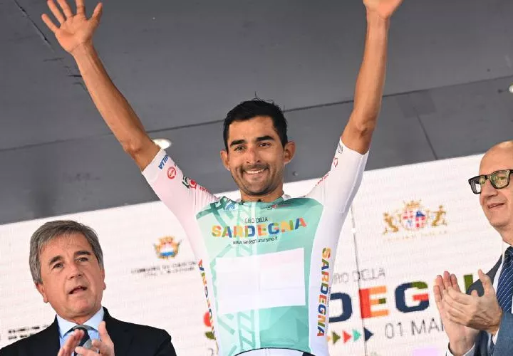 El ciclista panameño Roberto González durante la ceremonia de podio de ayer en el Giro di Sardegna, el cual se disputa en Italia y en el que compite el equipo Solution Tech Nippo Rali.