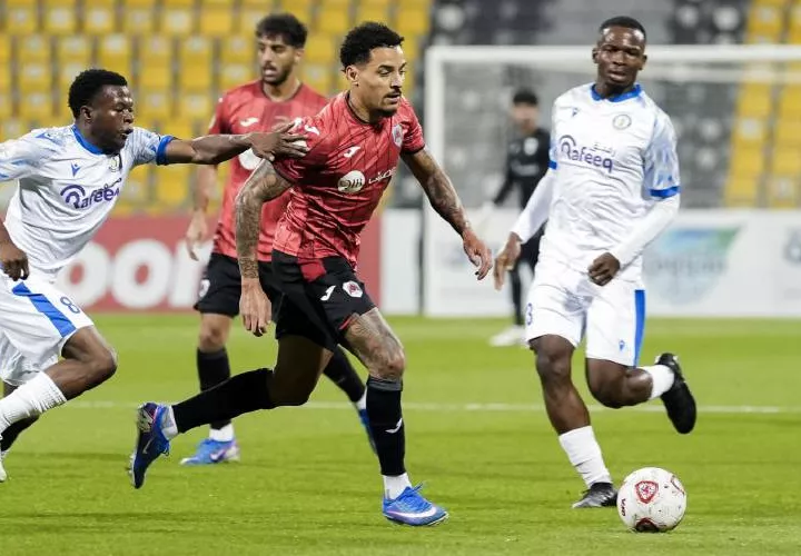 Acción de la Liga de fútbol profesional de Catar.