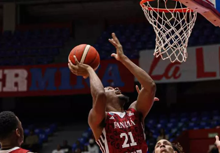 Gil Atencio, de Panamá, se levanta a anotar una canasta durante el partido del pasado viernes en el que su equipo venció a Cuba 84-81.