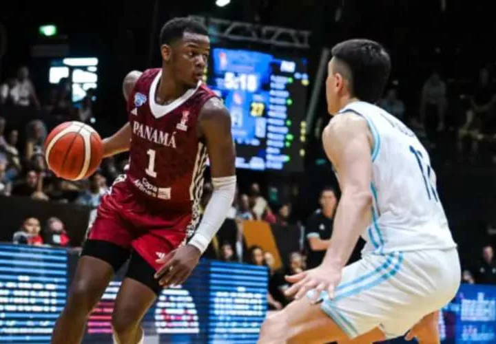 El base Iverson Molinar (izq.) conduce el balón durante el encuentro que enfrentó Panamá a Argentina en la ciudad de Buenos Aires.