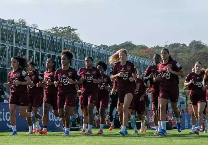 La Selección Mayor Femenina de Fútbol de Panamá durante una práctica con miras al encuentro de hoy miércoles ante San Cristóbal y Nieves.