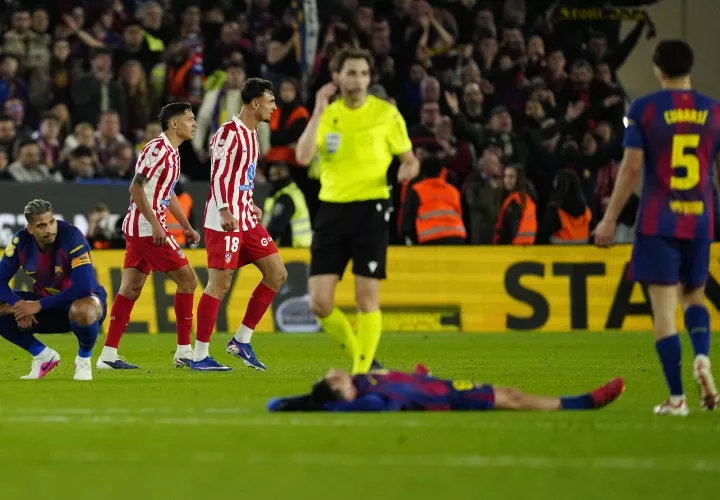 Jugadores del Barcelona FC lamentan la eliminación de su equipo en las semifinales de la Copa del Rey.
