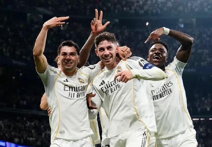 Federico Valverde (c), del Real Madrid, celebra con sus compañeros de equipo uno de sus goles anotados en el partido. 