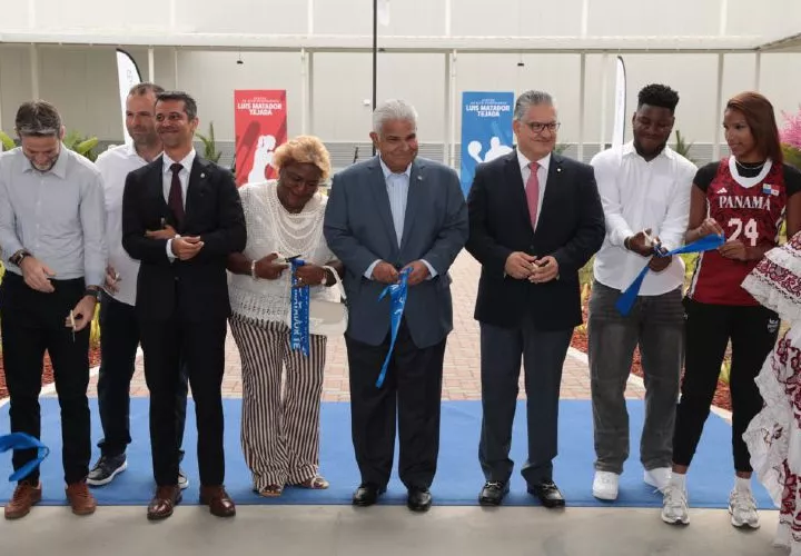 Momento en que se da el corte de cinta inaugural del Centro de Alto Rendimiento Luis ‘Matador’ Tejada.