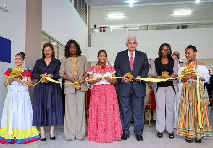 Durante el corte de cinta para la inauguración formal. 