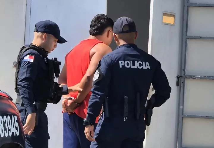 El pelotero veragüense Juan Aizprúa es conducido por unidades de la Policía Nacional.