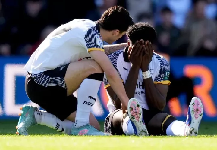 Patrick Agyemang (d) tras lesionarse.