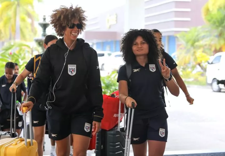 Jugadoras de la Selección Mayor de Fútbol de Panamá a su arribó al hotel de concentración en la ciudad de Penonomé, provincia de Coclé.